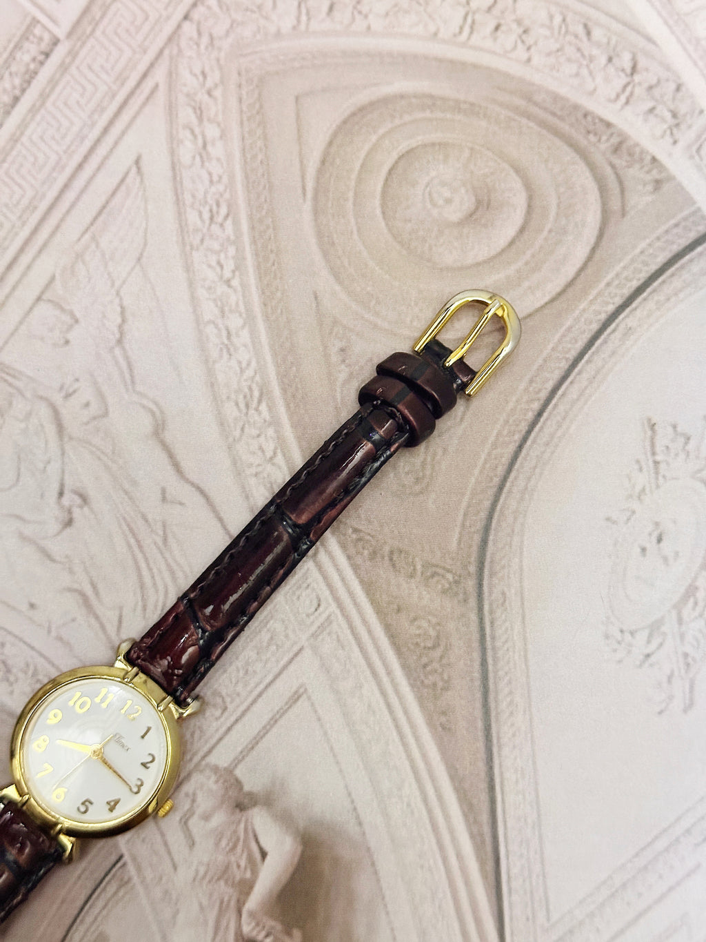 Vintage Timex Gold-Tone Ladies Petite Dress Watch – White Dial & Glossy Mahogany Leather Strap Edition