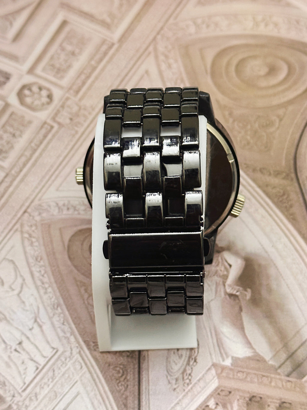 Vintage Geneva All-Black Oversized Modern Watch – Black Dial & Day Sub-Dial Edition