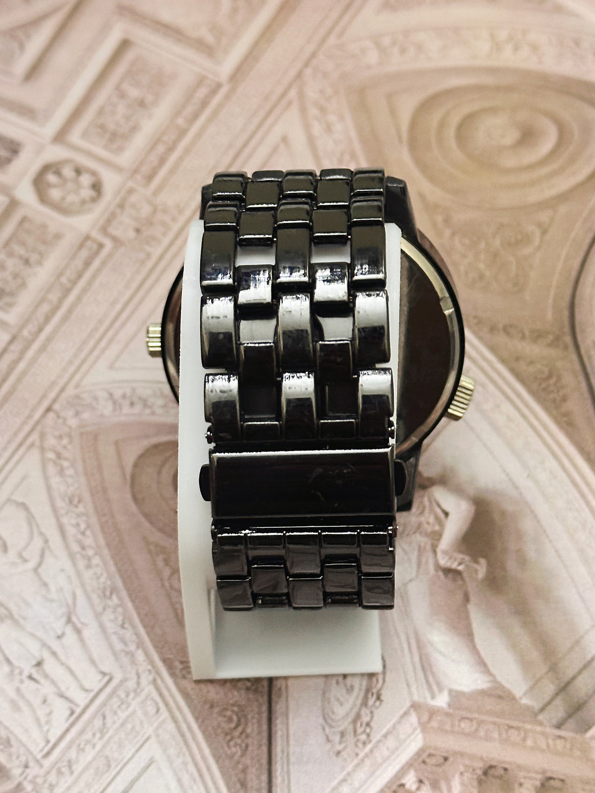 Vintage Geneva All-Black Oversized Modern Watch – Black Dial & Day Sub-Dial Edition