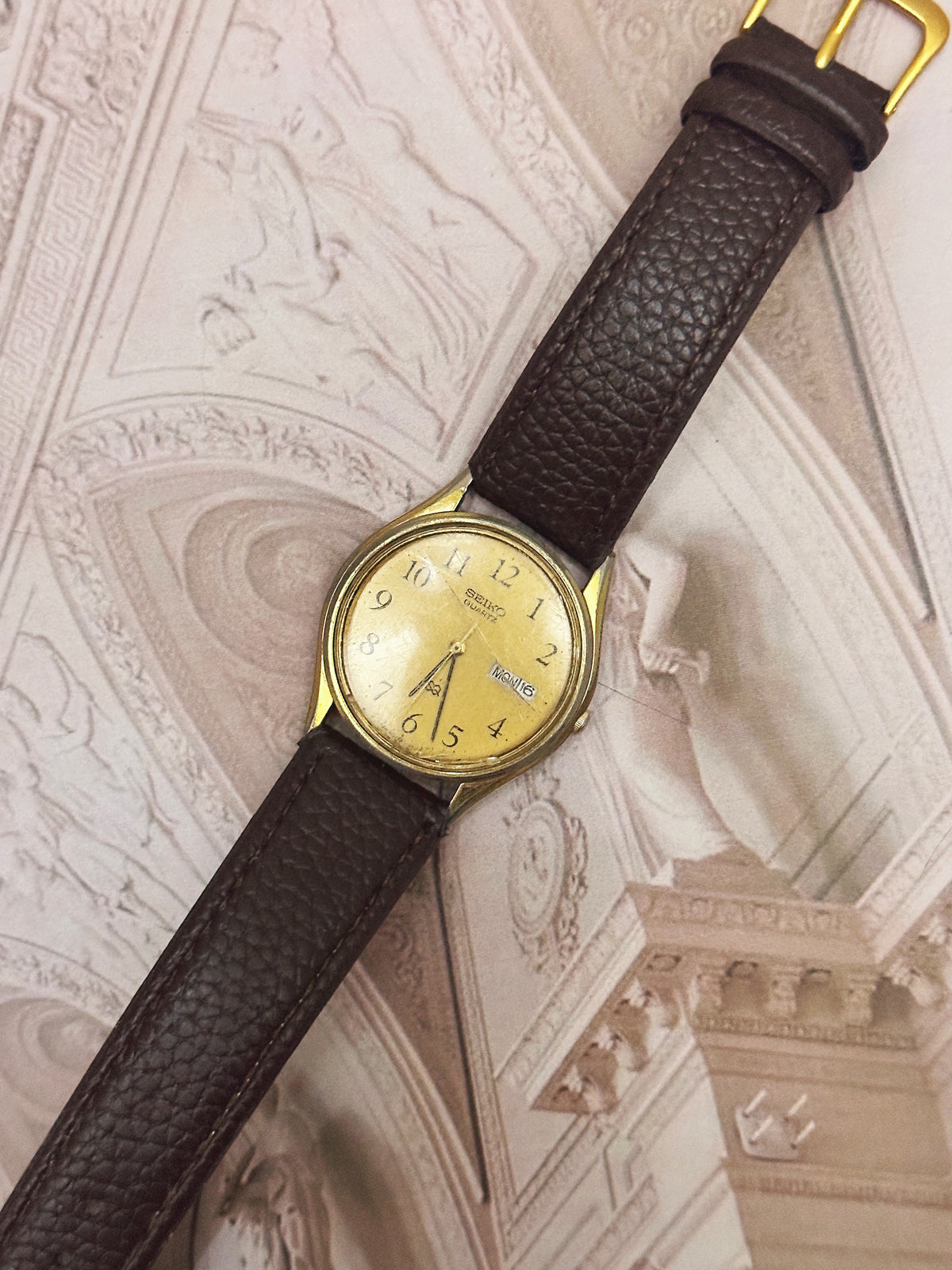 Vintage Seiko SQ Gold-Tone Day-Date Watch – Champagne Dial & Textured Brown Leather Strap Edition