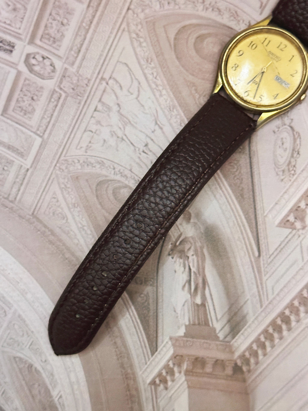Vintage Seiko SQ Gold-Tone Day-Date Watch – Champagne Dial & Textured Brown Leather Strap Edition