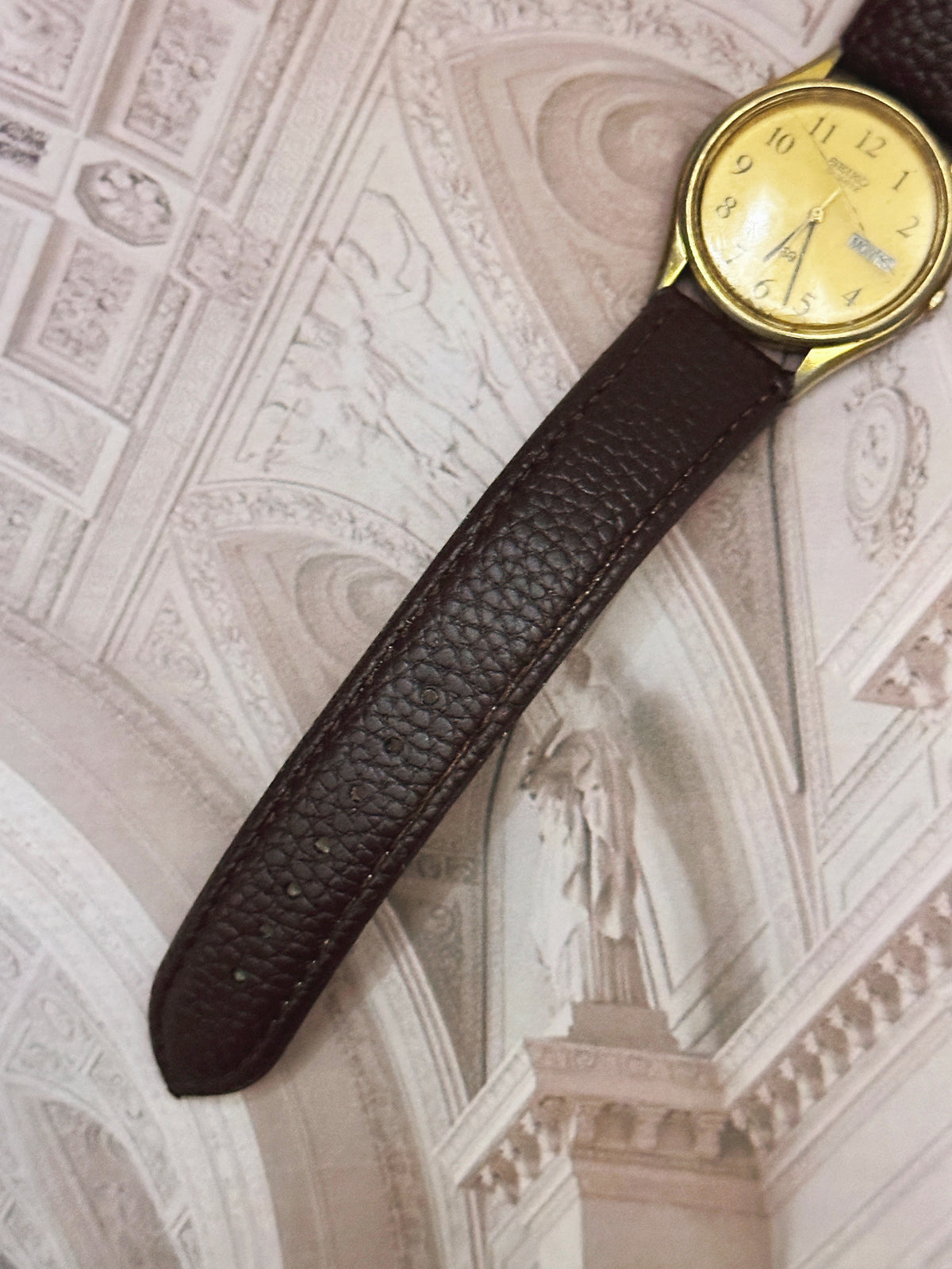 Vintage Seiko SQ Gold-Tone Day-Date Watch – Champagne Dial & Textured Brown Leather Strap Edition