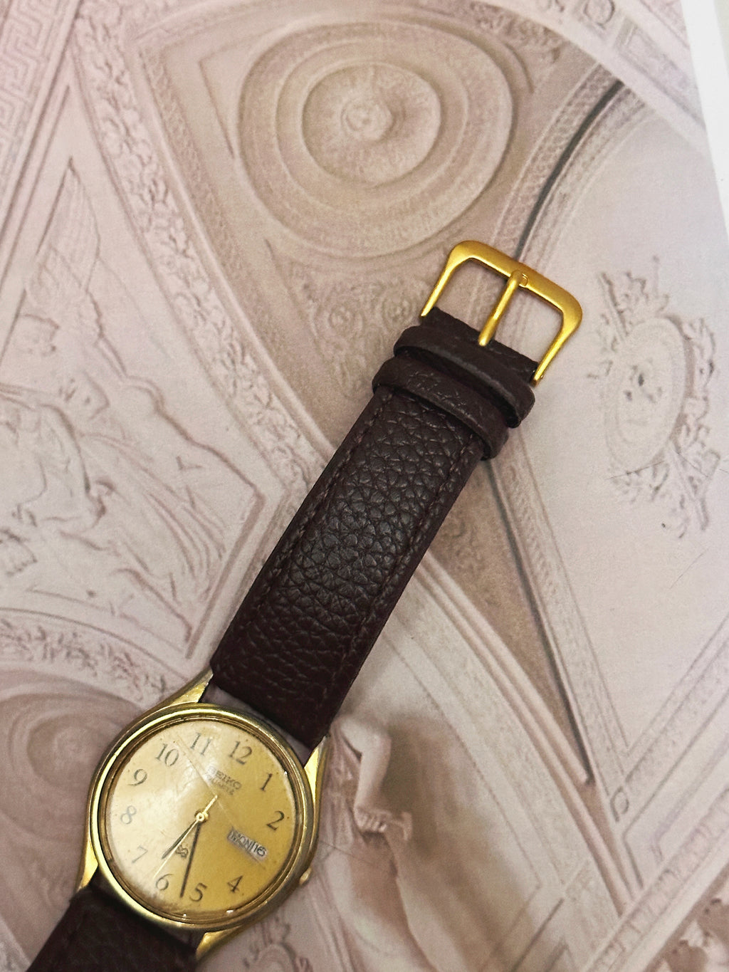 Vintage Seiko SQ Gold-Tone Day-Date Watch – Champagne Dial & Textured Brown Leather Strap Edition