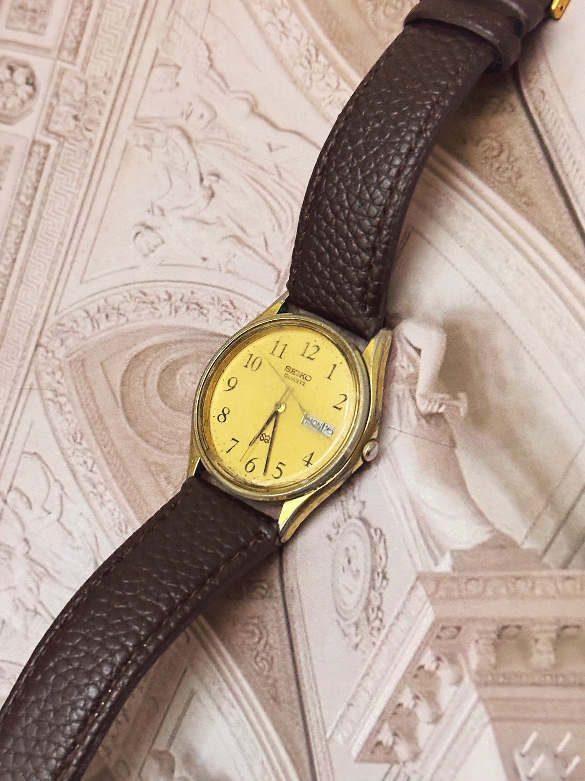 Vintage Seiko SQ Gold-Tone Day-Date Watch – Champagne Dial & Textured Brown Leather Strap Edition