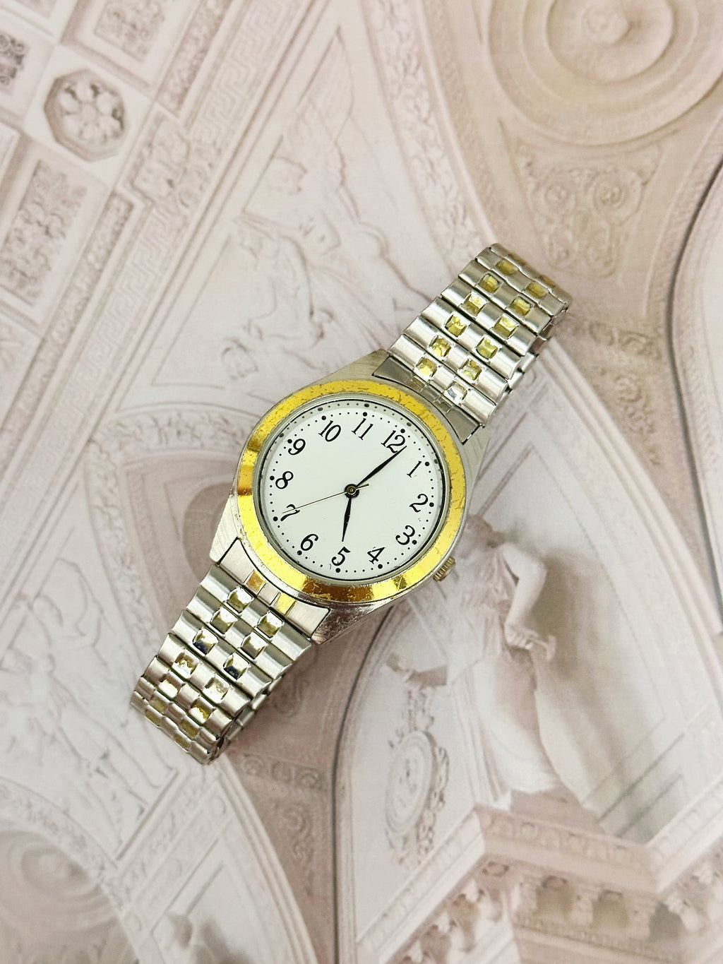 Vintage Two-Tone Classic Round Dress Watch – White Dial & Five-Row Link Bracelet Edition