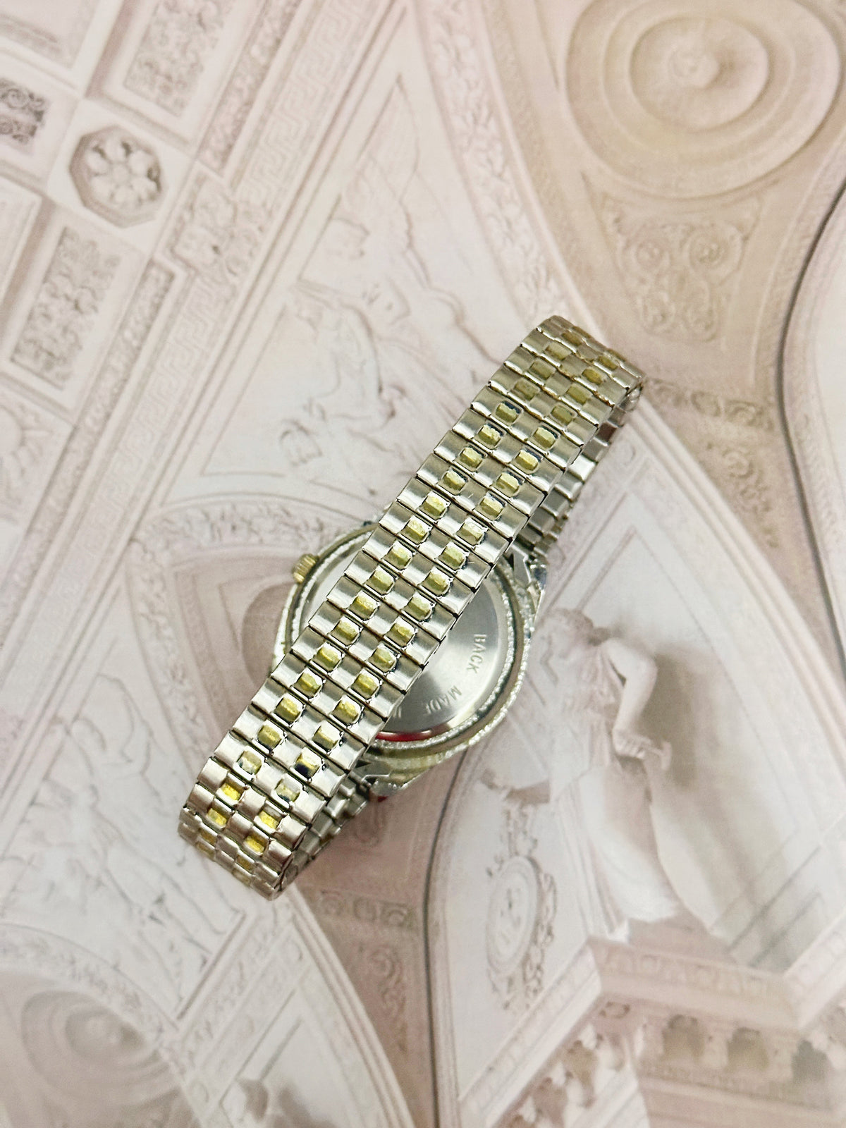 Vintage Two-Tone Classic Round Dress Watch – White Dial & Five-Row Link Bracelet Edition