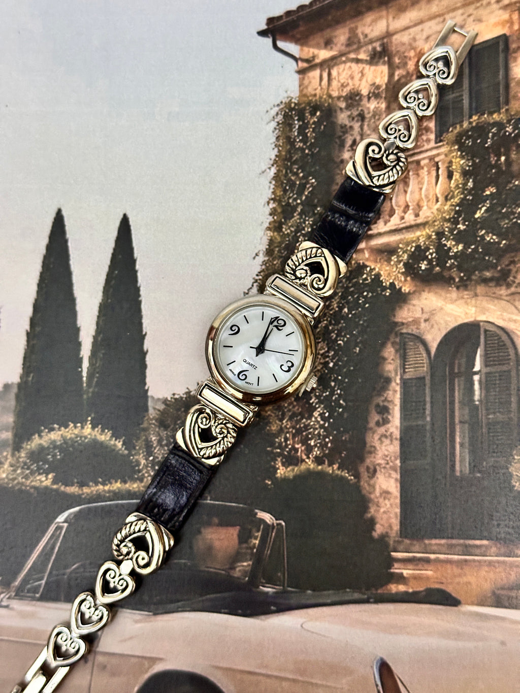 Vintage Gold-Tone Heart-Link & Leather Ladies Dress Watch – White Dial & Ornate Filigree Edition