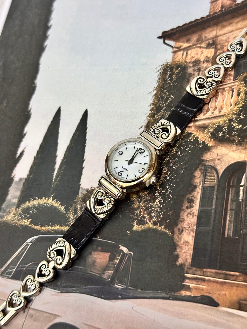 Vintage Gold-Tone Heart-Link & Leather Ladies Dress Watch – White Dial & Ornate Filigree Edition