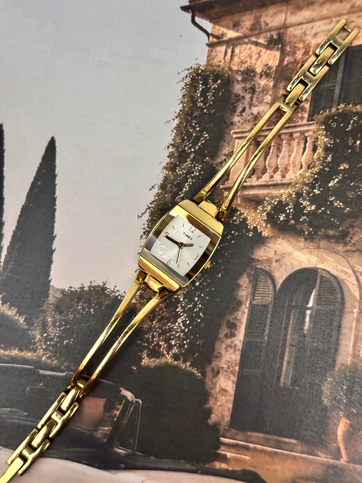 1980s–1990s Vintage Timex Gold-Tone Rectangular Dress Watch – White Dial & Split-Link Bracelet Edition