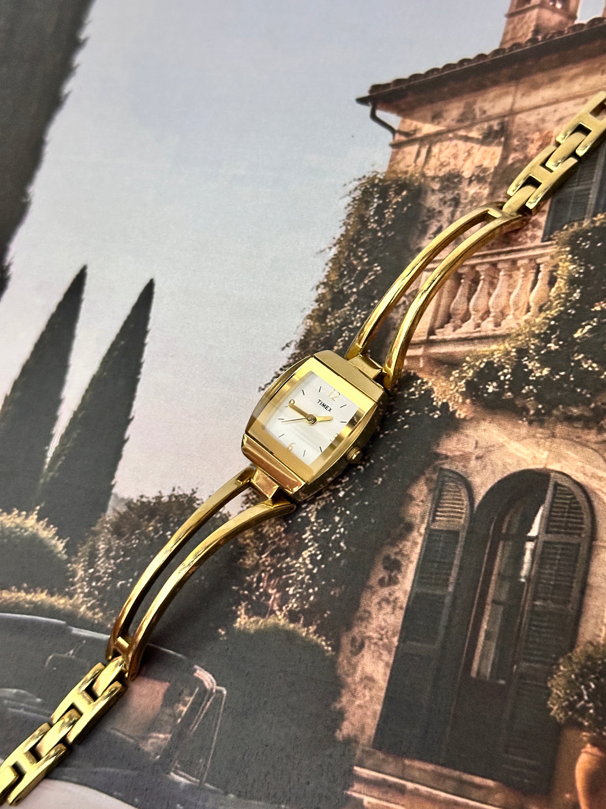 1980s–1990s Vintage Timex Gold-Tone Rectangular Dress Watch – White Dial & Split-Link Bracelet Edition