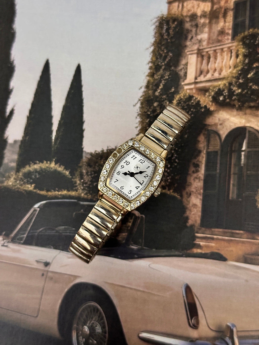 Vintage Gold-Tone Crystal-Bezel Tonneau Ladies Watch – White Dial & Expansion Bracelet Edition