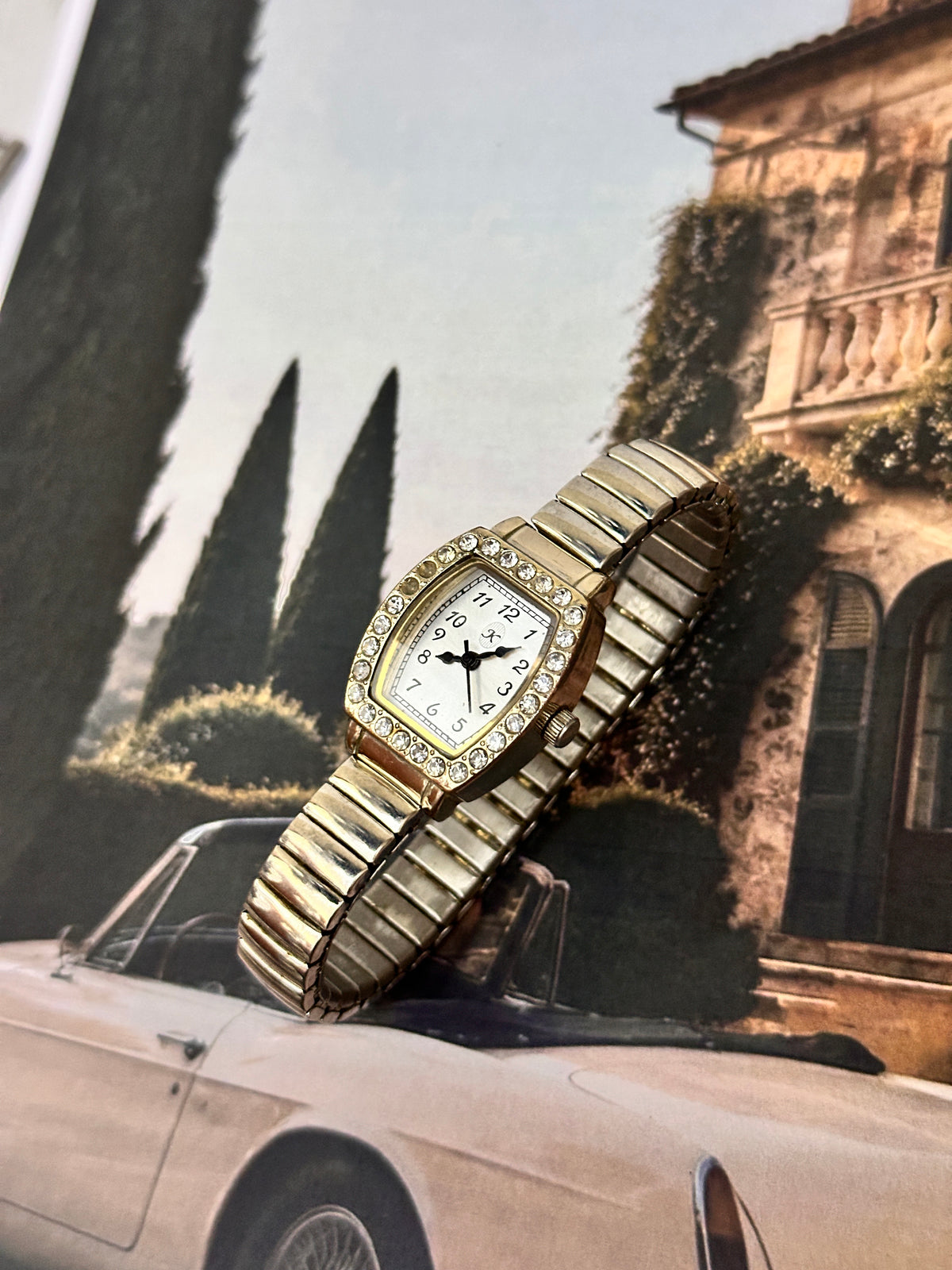 Vintage Gold-Tone Crystal-Bezel Tonneau Ladies Watch – White Dial & Expansion Bracelet Edition