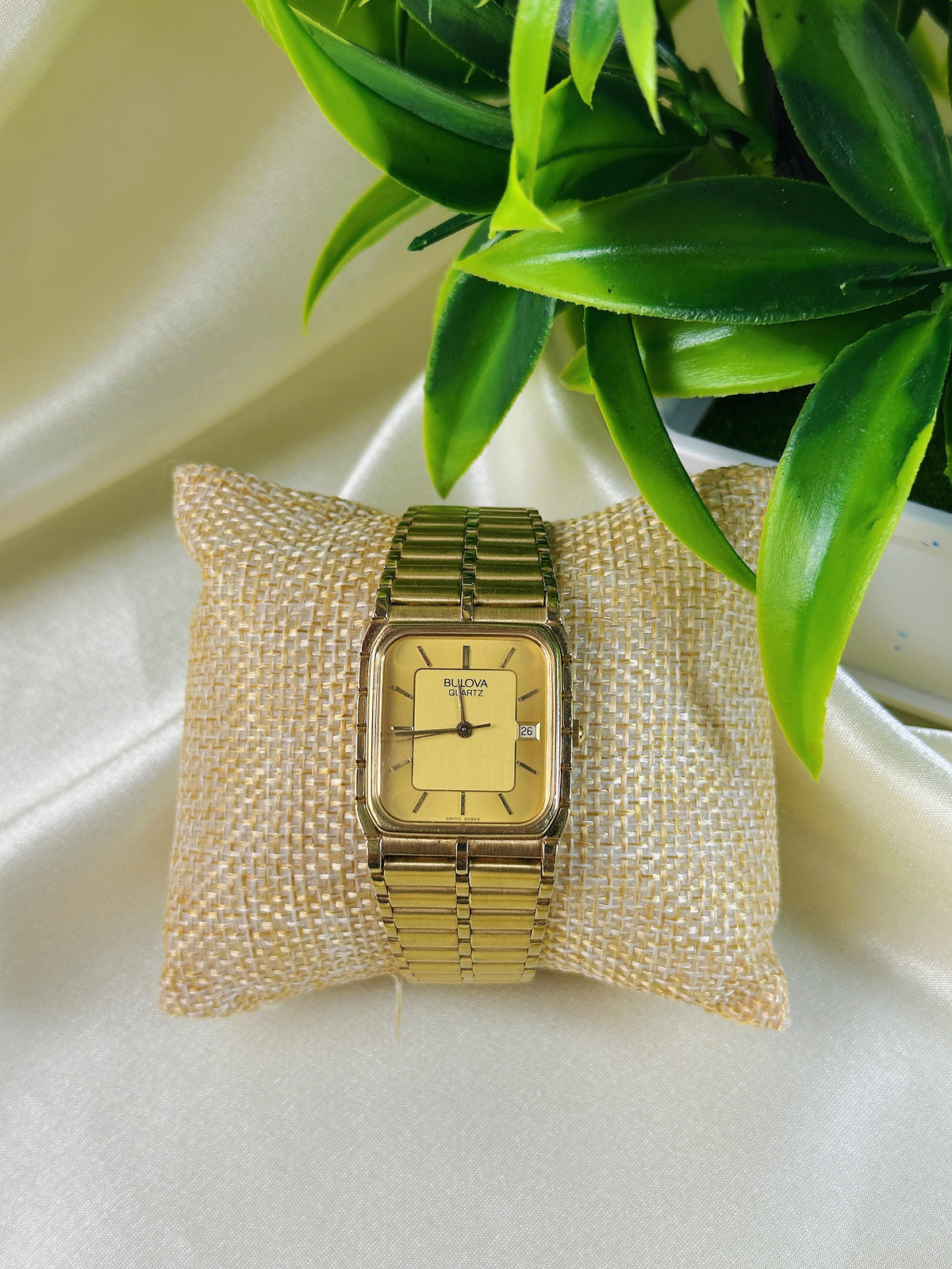 1980s Vintage Swiss Bulova Dual-Tone Date Watch